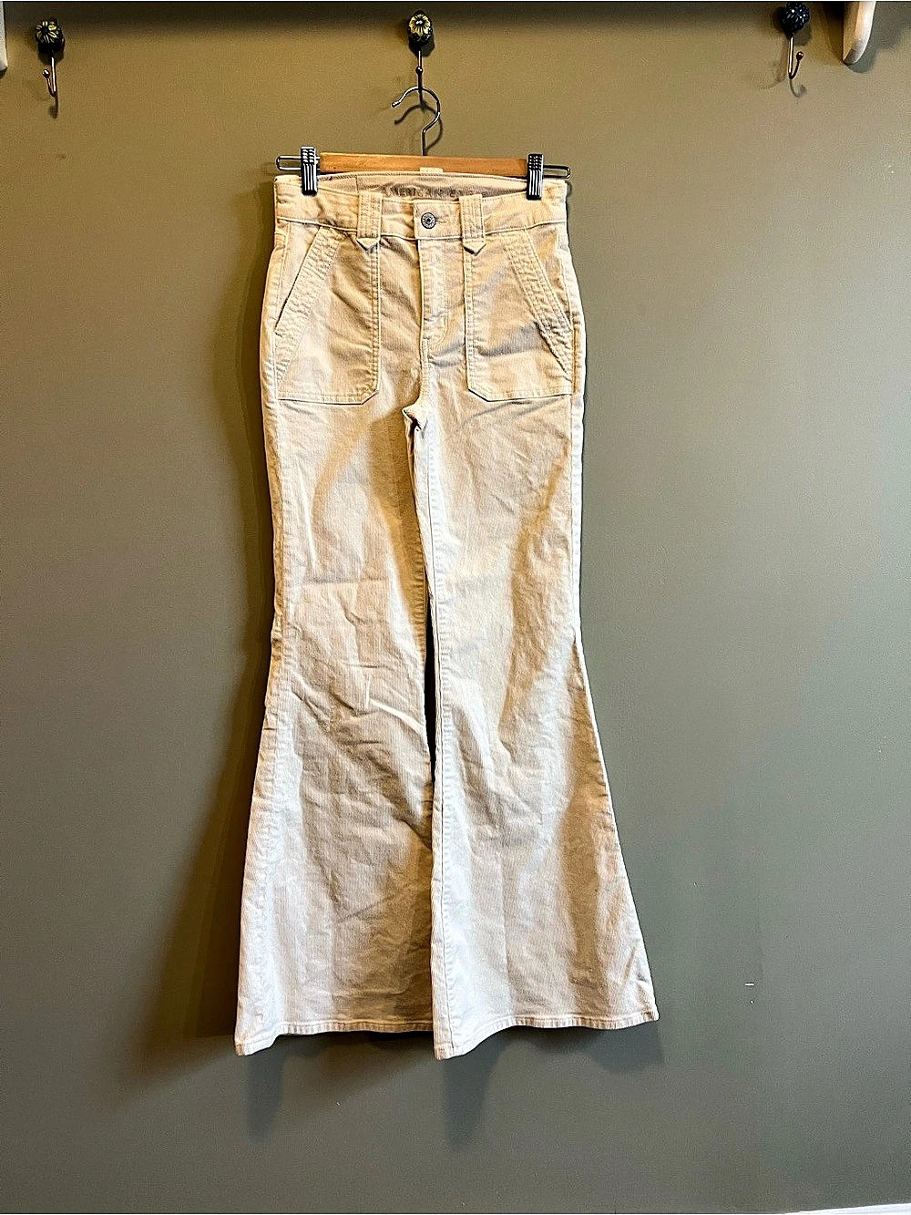 American Eagle Dream Jean Flare Jeans in Cream Size 0 Like New